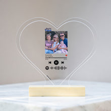 Carica l'immagine nel visualizzatore di Gallery, Targa "Papà" a forma di cuore con base in legno e codice spotify con foto personalizzabile 15cm x 18 cm