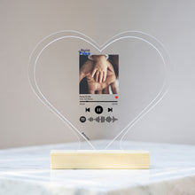 Carica l'immagine nel visualizzatore di Gallery, Targa "Papà" a forma di cuore con base in legno e codice spotify con foto personalizzabile 15cm x 18 cm