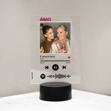 Carica l'immagine nel visualizzatore di Gallery, Targa "Mamma" con base a led e codice spotify con foto personalizzabile 15cm x 20cm
