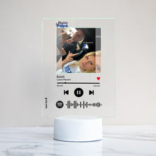 Carica l'immagine nel visualizzatore di Gallery, Targa "Papà" con base bianca a led e codice spotify con foto personalizzabile 15cm x 20cm