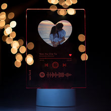Carica l'immagine nel visualizzatore di Gallery, Targa con base a led bianca e codice spotify con foto a cuore personalizzabile 15cm x 20cm