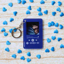 Carica l'immagine nel visualizzatore di Gallery, Portachiavi blu con codice Spotify e foto personalizzabile 8,5 x 5,5 cm