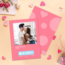 Carica l'immagine nel visualizzatore di Gallery, Cartolina rosa con foto e brano con dedica personalizzabile