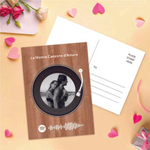 Carica l'immagine nel visualizzatore di Gallery, Cartolina vinile con foto e brano con dedica personalizzabile