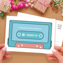 Carica l'immagine nel visualizzatore di Gallery, Cartolina cassetta con foto e brano con dedica personalizzabile