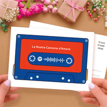 Carica l'immagine nel visualizzatore di Gallery, Cartolina cassetta con foto e brano con dedica personalizzabile