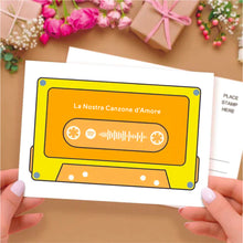 Carica l'immagine nel visualizzatore di Gallery, Cartolina cassetta con foto e brano con dedica personalizzabile