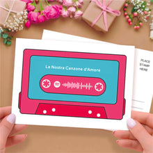 Carica l'immagine nel visualizzatore di Gallery, Cartolina cassetta con foto e brano con dedica personalizzabile