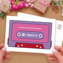 Carica l'immagine nel visualizzatore di Gallery, Cartolina cassetta con foto e brano con dedica personalizzabile