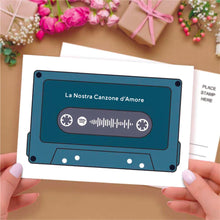 Carica l'immagine nel visualizzatore di Gallery, Cartolina cassetta con foto e brano con dedica personalizzabile
