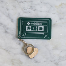 Carica l'immagine nel visualizzatore di Gallery, Portachiavi cassetta verde con codice spotify personalizzabile