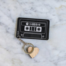 Carica l'immagine nel visualizzatore di Gallery, Portachiavi cassetta nero con codice spotify personalizzabile