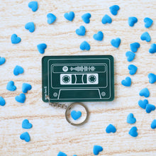Carica l'immagine nel visualizzatore di Gallery, Portachiavi cassetta verde con codice spotify personalizzabile
