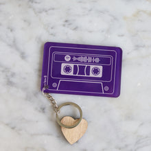 Carica l'immagine nel visualizzatore di Gallery, Portachiavi cassetta viola con codice spotify personalizzabile