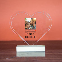 Carica l'immagine nel visualizzatore di Gallery, Targa a forma di cuore con base in legno e codice spotify con foto personalizzabile 15cm x 18 cm