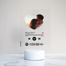 Carica l'immagine nel visualizzatore di Gallery, Targa con base a led bianca e codice spotify con foto a cuore personalizzabile 15cm x 20cm