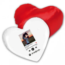Carica l'immagine nel visualizzatore di Gallery, Cuscino a forma di cuore con codice spotify e foto personalizzabile 35 cm x 35 cm con retro rosso