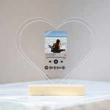 Carica l'immagine nel visualizzatore di Gallery, Targa a forma di cuore con base in legno e codice spotify con foto personalizzabile 15cm x 18 cm