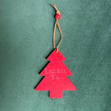 Carica l'immagine nel visualizzatore di Gallery, Decoro Albero di Natale in feltro con foto o dedica personalizzabile