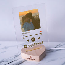 Carica l'immagine nel visualizzatore di Gallery, Targa con base a cuore led e codice spotify con foto personalizzabile 15cm x 20cm