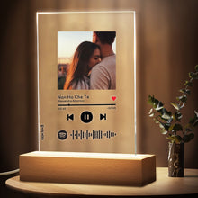 Carica l'immagine nel visualizzatore di Gallery, Targa con base in legno a led e codice spotify con foto personalizzabile 15cm x 20cm