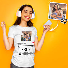 Carica l'immagine nel visualizzatore di Gallery, T-shirt bianca con codice spotify e foto personalizzabile