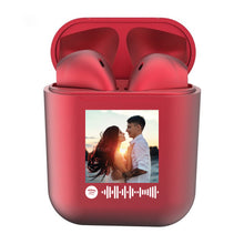 Carica l'immagine nel visualizzatore di Gallery, Cuffie Bluetooth Rosso perlato con codice spotify e foto personalizzabile