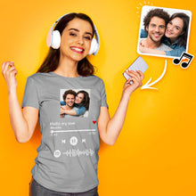 Carica l'immagine nel visualizzatore di Gallery, T-shirt grigia con codice spotify e foto personalizzabile
