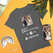 Carica l'immagine nel visualizzatore di Gallery, T-shirt grigia con codice spotify e foto personalizzabile