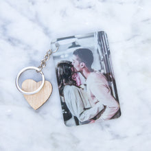 Carica l'immagine nel visualizzatore di Gallery, Portachiavi FullFoto personalizzabile 8,5cm x 5,5cm
