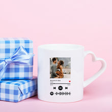 Carica l'immagine nel visualizzatore di Gallery, Tazza con manico a forma di cuore con codice Spotify e foto personalizzabile