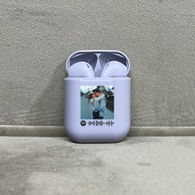 Carica l'immagine nel visualizzatore di Gallery, Cuffie Bluetooth glicine pastello con codice spotify e foto personalizzabile