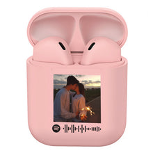 Carica l'immagine nel visualizzatore di Gallery, Cuffie Bluetooth rosa pastello con codice spotify e foto personalizzabile