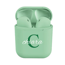 Carica l'immagine nel visualizzatore di Gallery, Cuffie Bluetooth verde pastello con lettera e nome personalizzabile