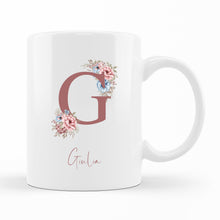 Carica l'immagine nel visualizzatore di Gallery, Tazza con lettera "Flower" e nome personalizzabile