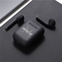 Carica l'immagine nel visualizzatore di Gallery, Cuffie Bluetooth nero pastello con lettera e nome personalizzabile