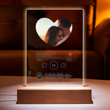 Carica l'immagine nel visualizzatore di Gallery, Targa con base in legno a led e codice spotify con foto a cuore personalizzabile 15cm x 20cm