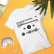 Carica l'immagine nel visualizzatore di Gallery, T-shirt bianca con titolo e codice spotify personalizzabile