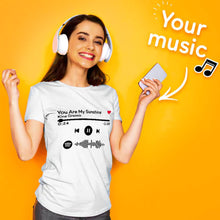 Carica l'immagine nel visualizzatore di Gallery, T-shirt bianca con titolo e codice spotify personalizzabile