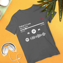 Carica l'immagine nel visualizzatore di Gallery, T-shirt grigia con titolo e codice spotify personalizzabile