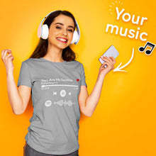 Carica l'immagine nel visualizzatore di Gallery, T-shirt grigia con titolo e codice spotify personalizzabile