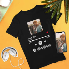 Carica l'immagine nel visualizzatore di Gallery, T-shirt nera con codice spotify e foto personalizzabile