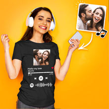 Carica l'immagine nel visualizzatore di Gallery, T-shirt nera con codice spotify e foto personalizzabile