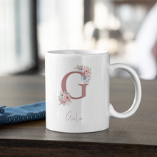 Carica l'immagine nel visualizzatore di Gallery, Tazza con lettera "Flower" e nome personalizzabile
