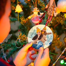 Carica l'immagine nel visualizzatore di Gallery, Decoro natalizio con foto personalizzabile