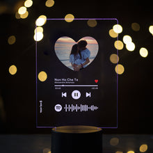 Carica l'immagine nel visualizzatore di Gallery, Targa con base a led e codice spotify con foto a cuore personalizzabile 15cm x 20cm