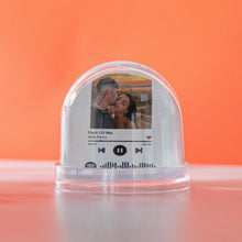 Carica l'immagine nel visualizzatore di Gallery, Palla di neve con codice Spotify e foto personalizzabile