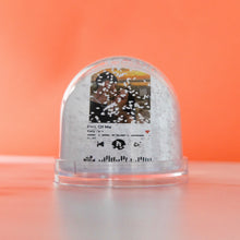 Carica l'immagine nel visualizzatore di Gallery, Palla di neve con codice Spotify e foto personalizzabile