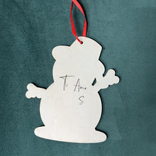 Carica l'immagine nel visualizzatore di Gallery, Decoro Pupazzo di neve in legno con foto o dedica personalizzabile