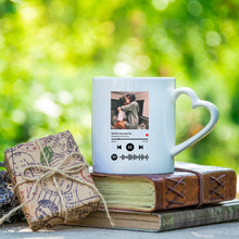 Carica l'immagine nel visualizzatore di Gallery, Tazza con manico a forma di cuore con codice Spotify e foto personalizzabile